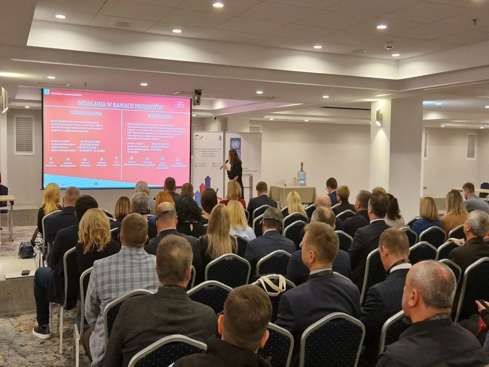 https://karotensm.pl/wp-content/uploads/2025/01/konferencje-i-szkolenia-1.webp