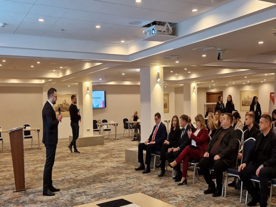 https://karotensm.pl/wp-content/uploads/2025/01/konferencje-i-szkolenia-2.webp