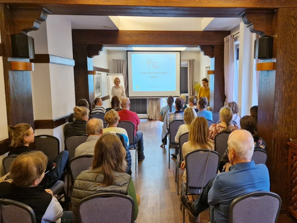 https://karotensm.pl/wp-content/uploads/2025/01/konferencje-i-szkolenia-5.webp
